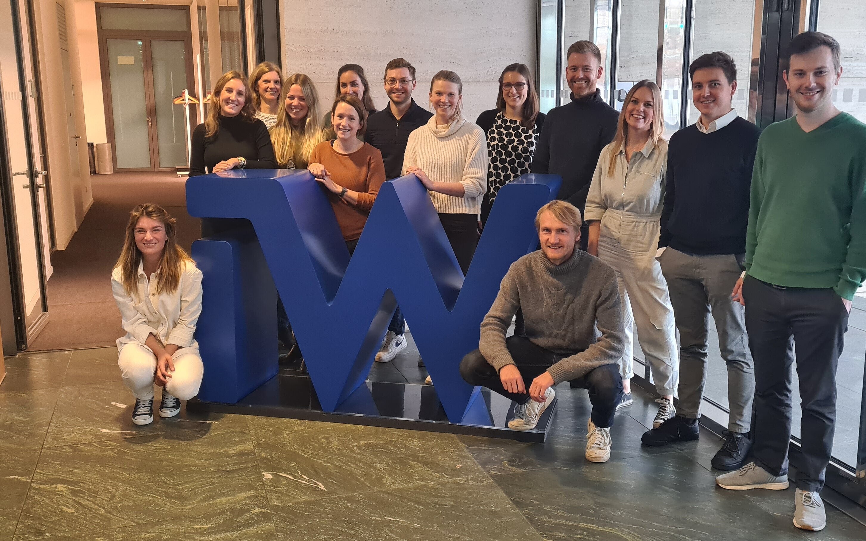 Maximilian Grün (r.) mit seinen Kommilitoninnen und Kommilitonen im Masterstudiengang der IW Akademie. Foto: IW